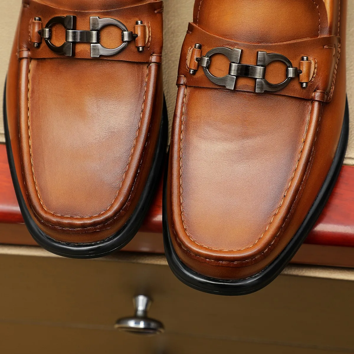 Men's shoes 250 Ferragamo [Ferragamo] top imported suit men's shoes 💯Original copy of the official website, product materials: selected imported embossed calfskin + luxury hardware buckle accessories ~ imported water-dyed cow 🐂 leather lining. Strong three-dimensional visual effect, original combination outsole, multiple colors available😘 Size: 39-44 (38.45.46. Customized)